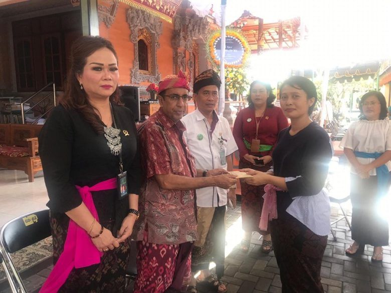 Penyerahan Uang Duka Hakim Angkatan XII Sebesar Rp. 44 Juta Kepada Keluarga Almarhum I Ketut Mardika