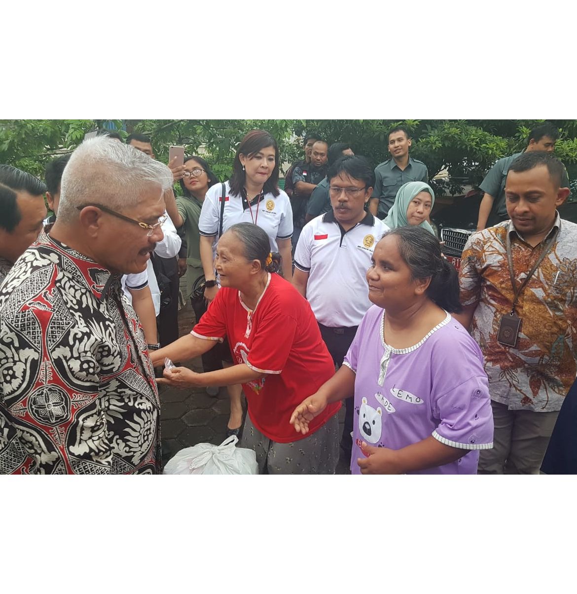 KETUA MA SERAHKAN BANTUAN PP IKAHI KEPADA MASYARAT UMUM DAN WARGA PERADILAN TERDAMPAK BANJIR