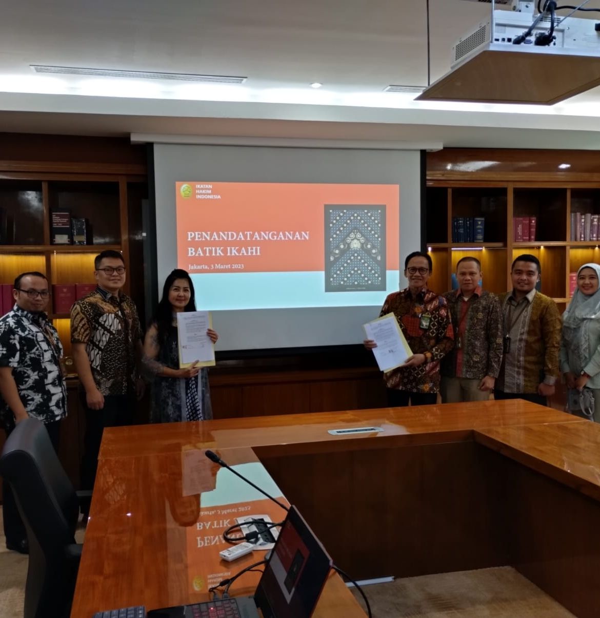 TIM PENGELOLA BATIK TANDATANGANI SURAT PERJANJIAN KERJASAMA DENGAN BATIK BULAN